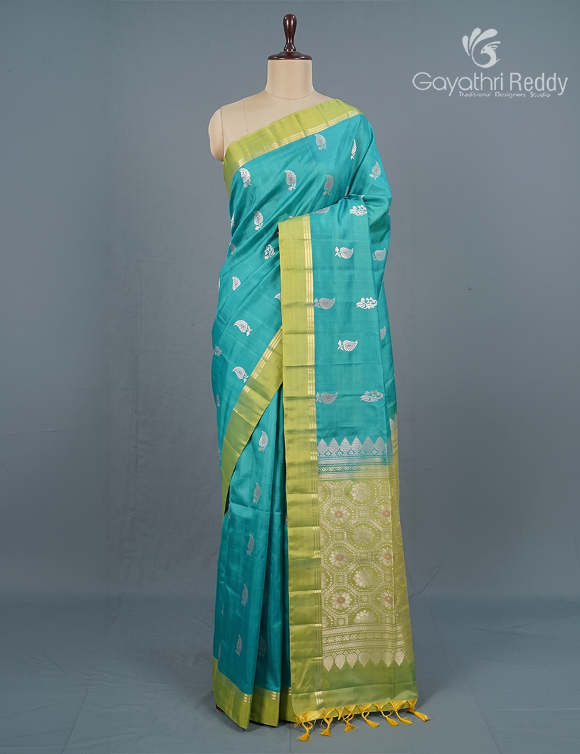 Light weight Kanchipuram Silk Saree in Peacock Green