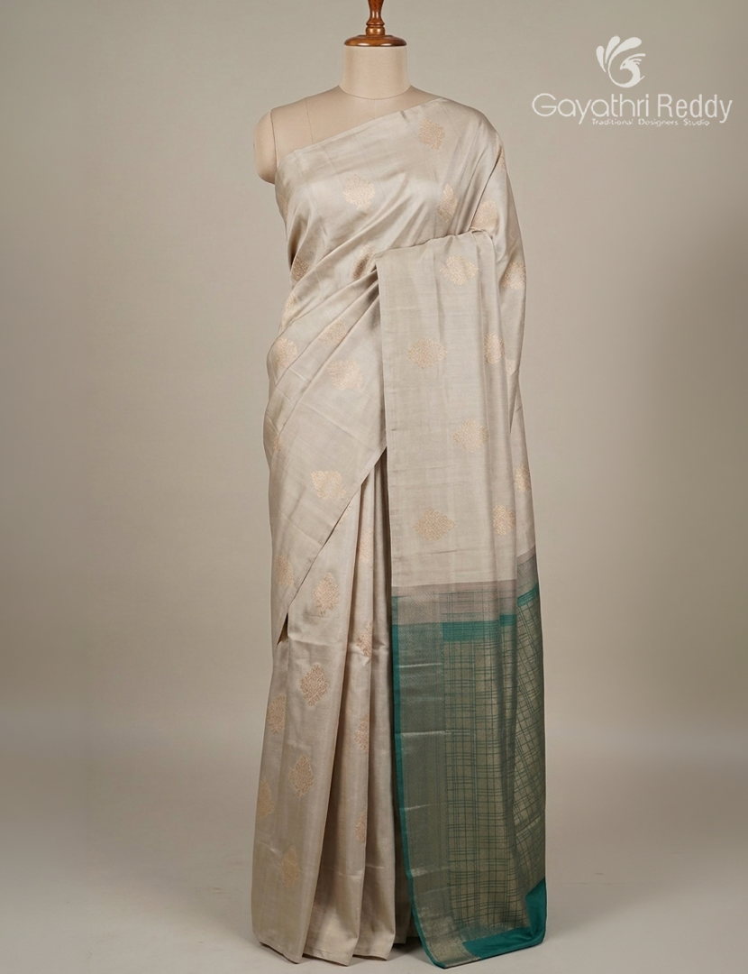 Pure Kanchipuram Silk  Saree in Ivory ( Butta Style )