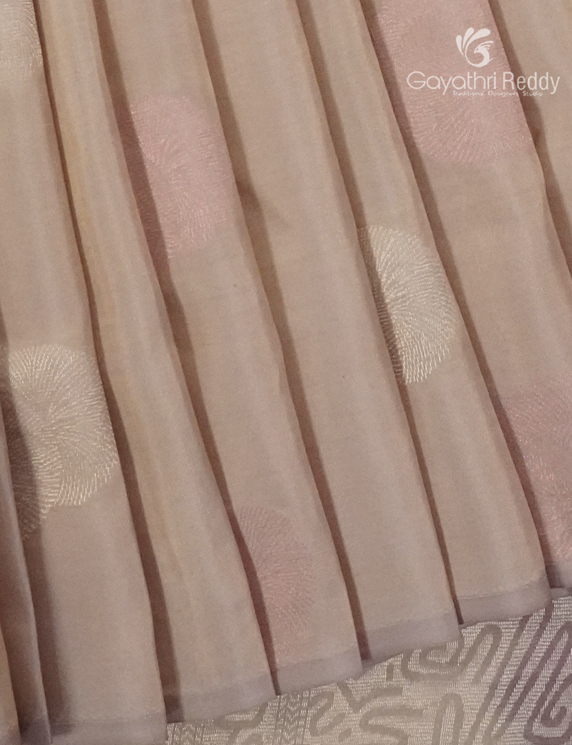 Pure Kanchipuram Silk  Saree in Ivory( Butta Style )