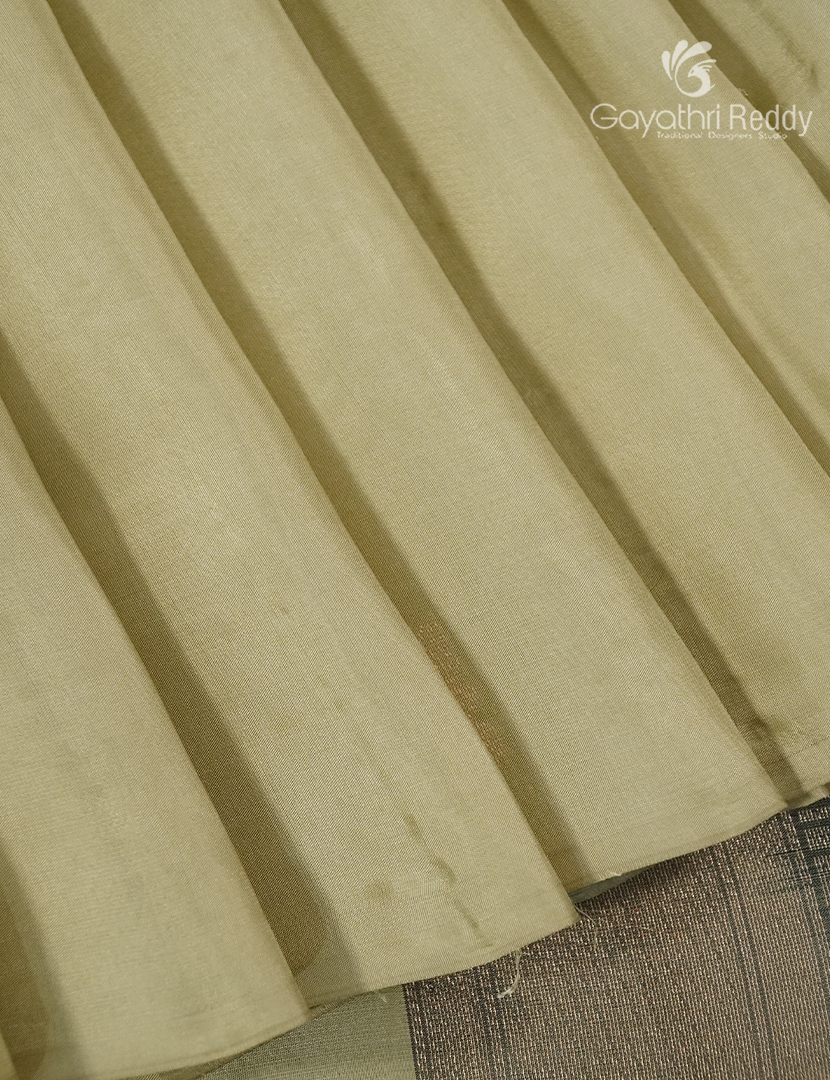Pure Kanchipuram Silk  Saree in Off- White ( Butta Style )
