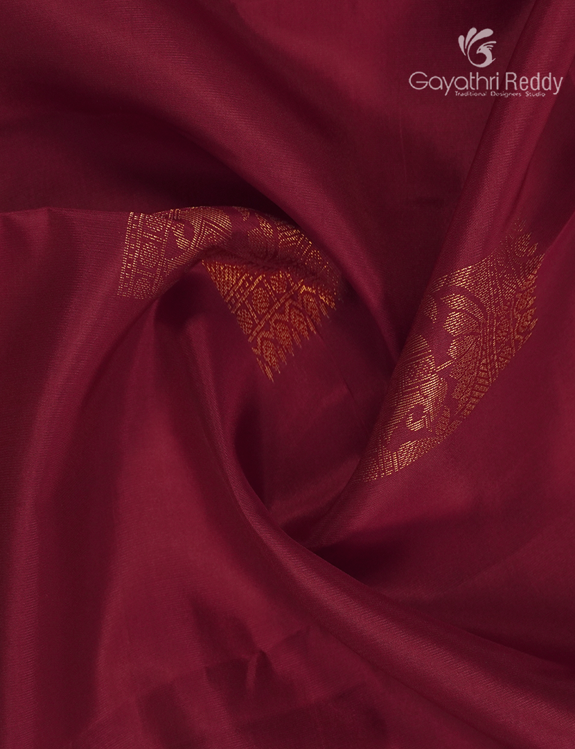 Pure Kanchipuram Silk Saree in Maroon Red ( Small Borders )