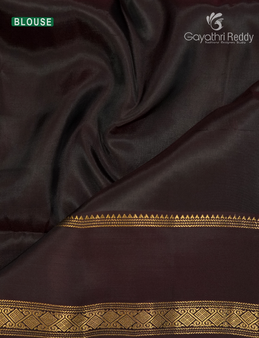 Pure  Kanchipuram Light Weight Silk Saree in Green and Deep Snuff