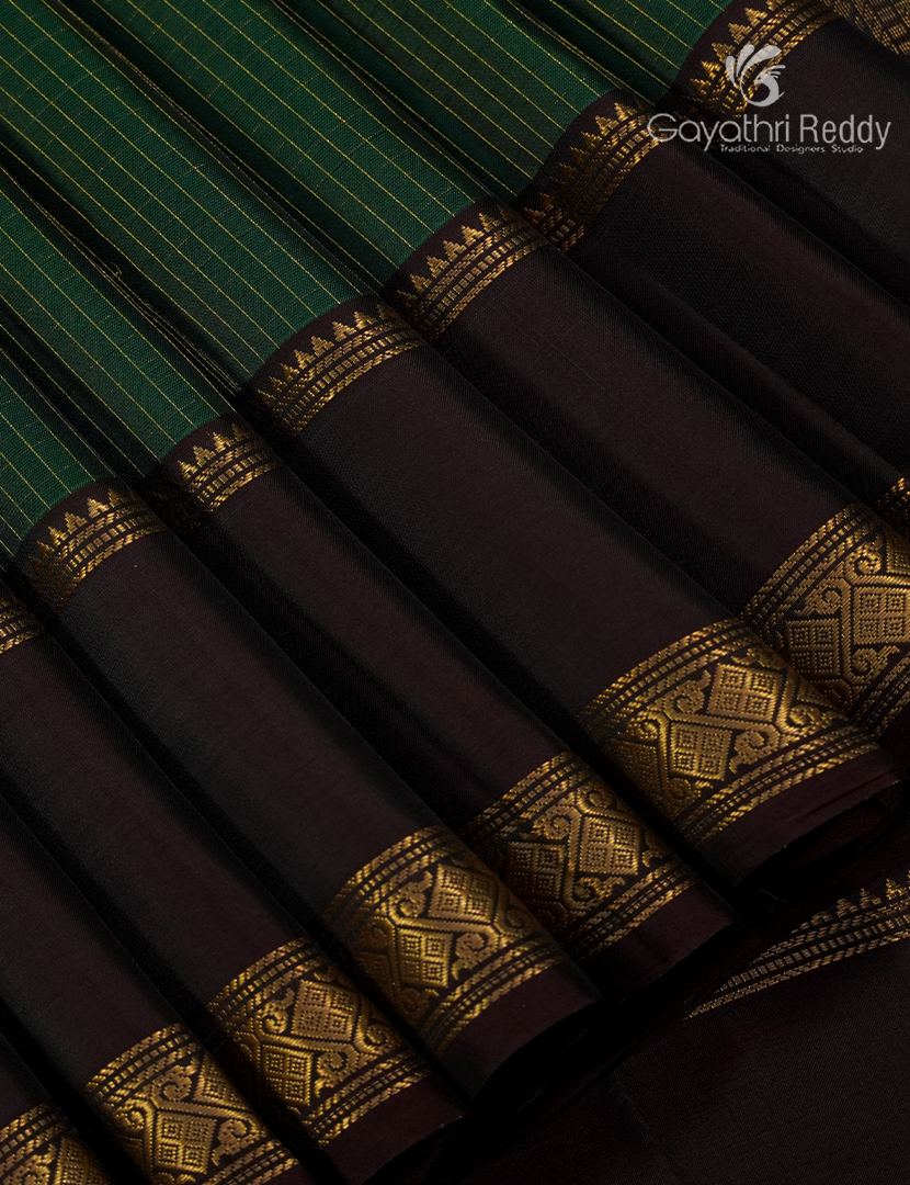 Pure  Kanchipuram Light Weight Silk Saree in Green and Deep Snuff